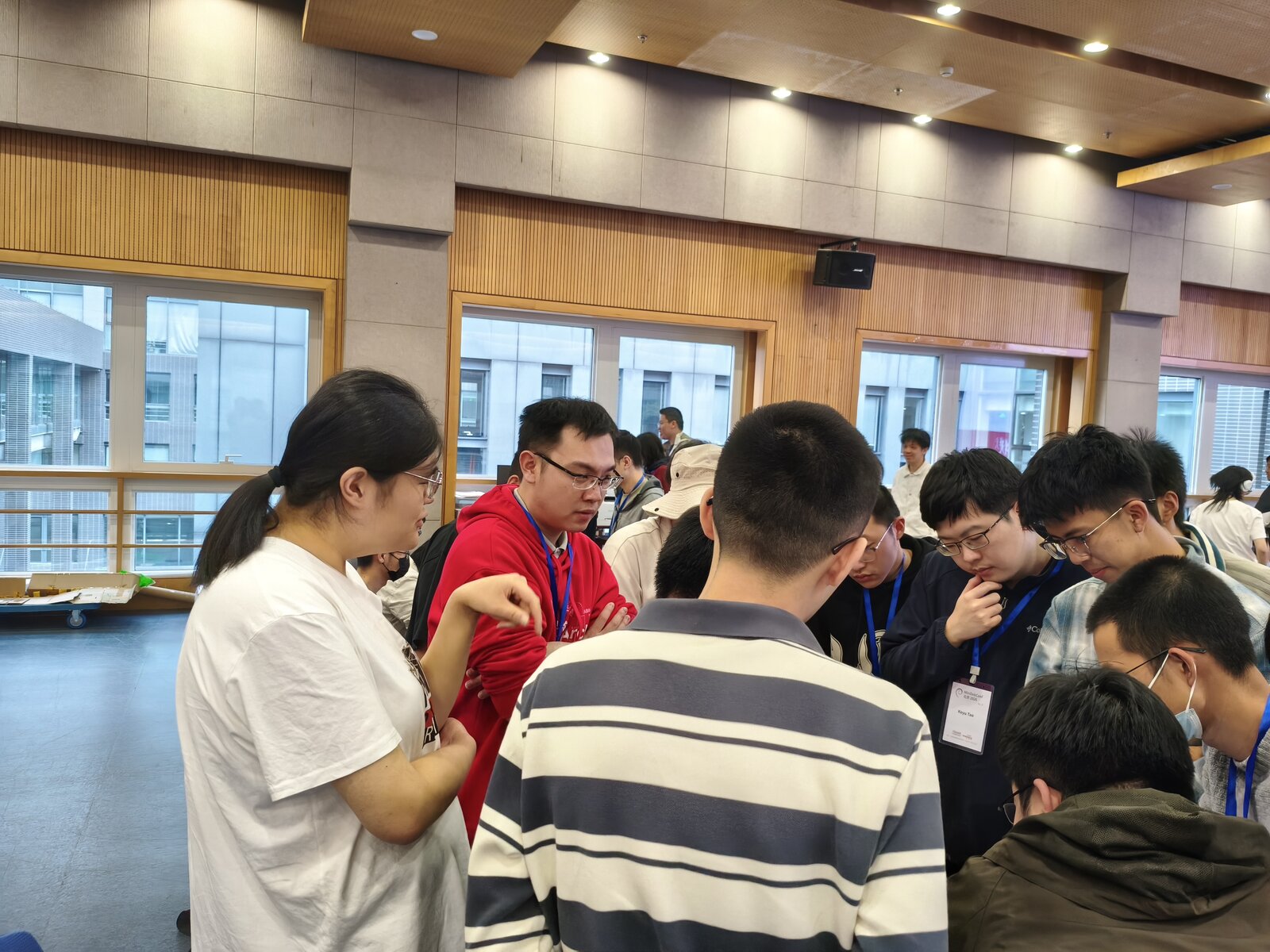 会场里三三两两交流的人